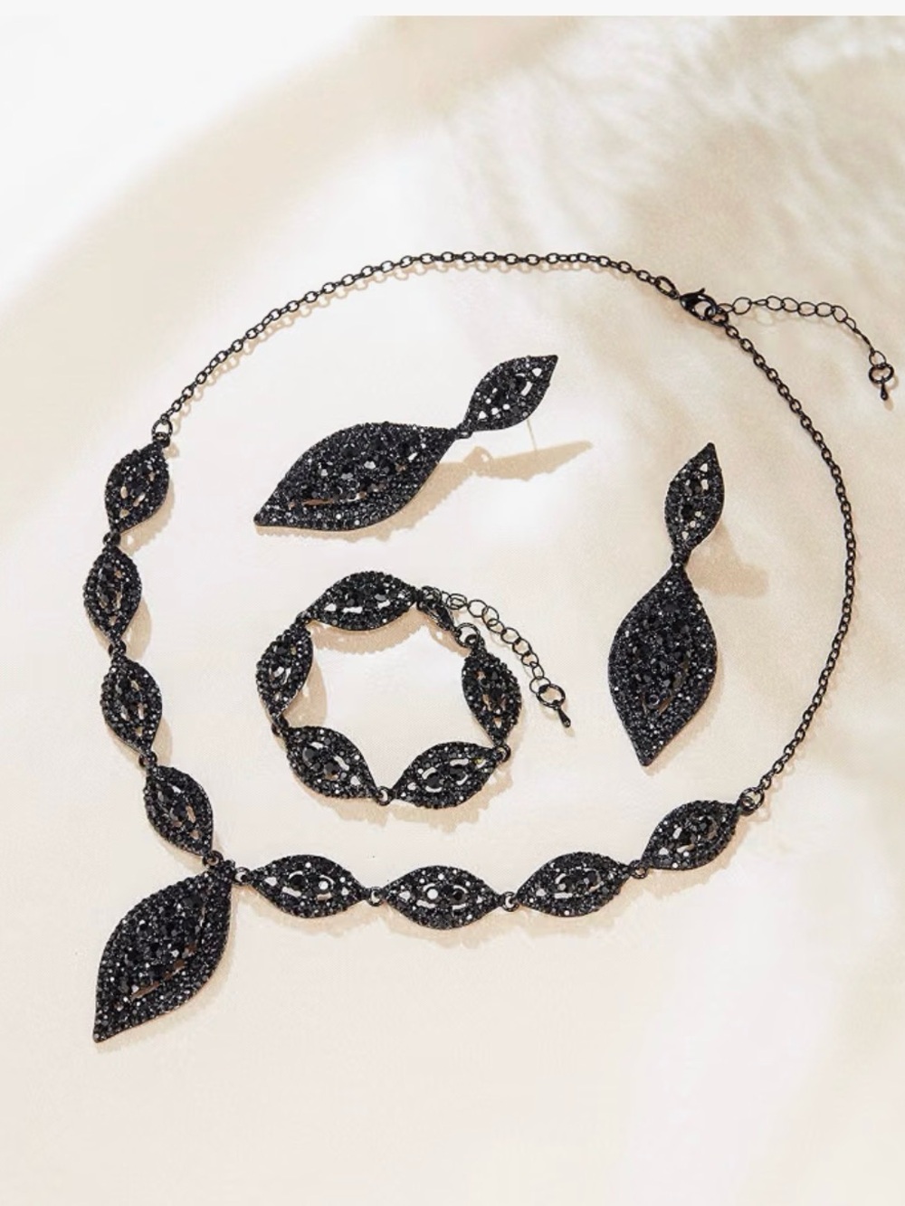 Black Leaf Pendant Necklace and Bracelet Set